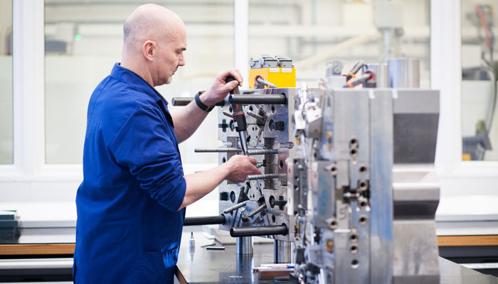 Employee in Avenue site production