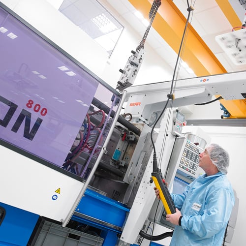 Avenue-employee in cleanroom production