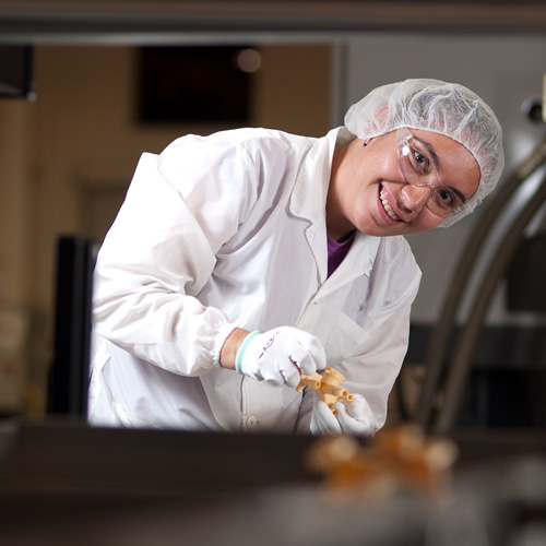 Nolato GW Quéretaro - employee in production