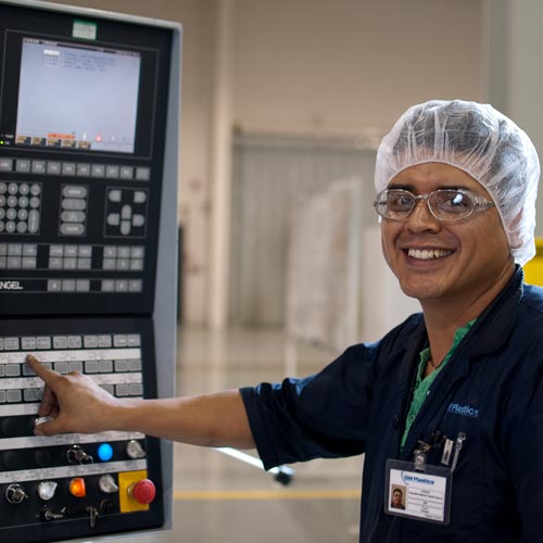Nolato GW Quéretaro - employee in production