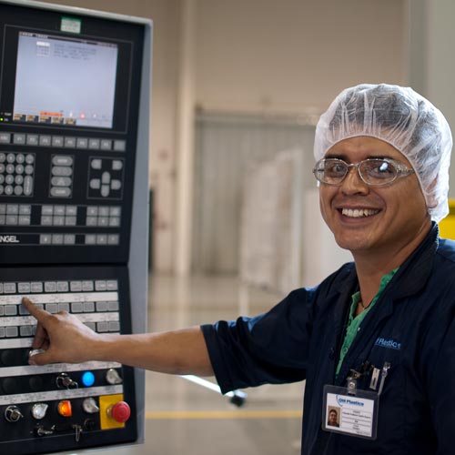 Nolato GW Quéretaro - employee in production