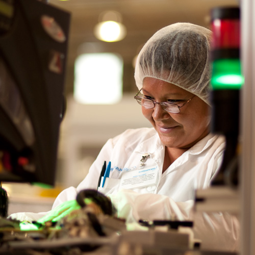 Nolato GW Quéretaro - employee in production