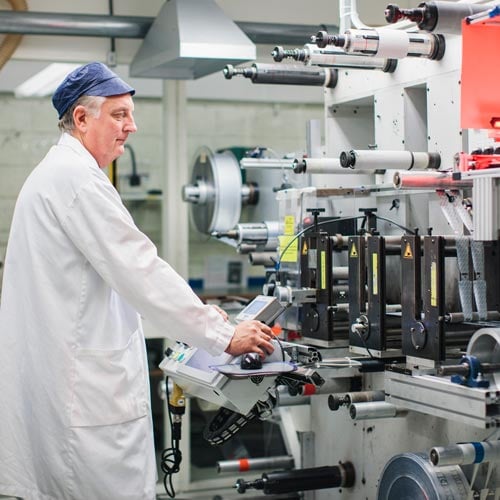 Employee in production Nolato Lövepac