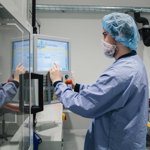 Employee in protection clothes at Nolato MediTech