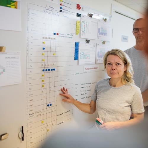 Anställd vid anslagstavla - Nolato MediTor