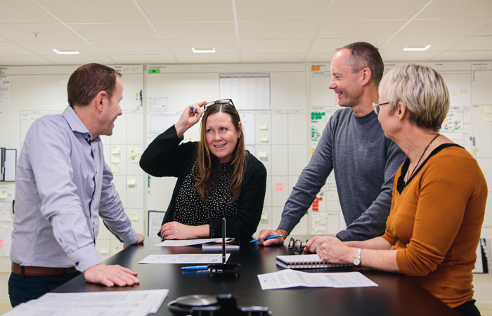 Anställda vid Nolato Cerbo i stående möte.