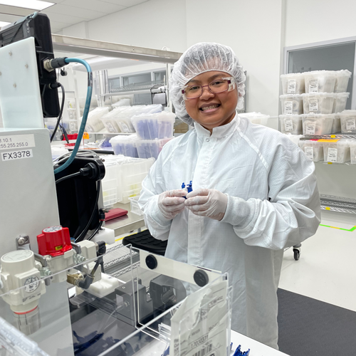 Employee in production at Nolato Contour