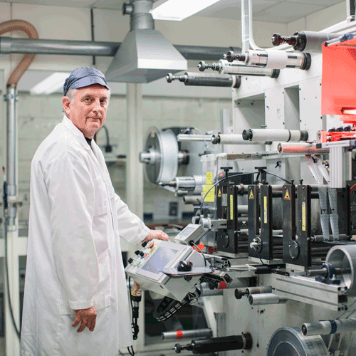 Nolato Lövepack employee in production