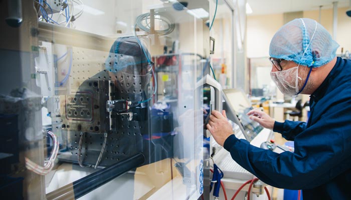 Empoyee in production at Nolato MediTech