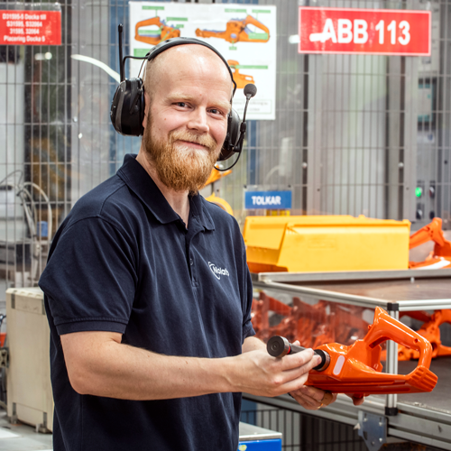 Nolato Gota employee holding a molded product.