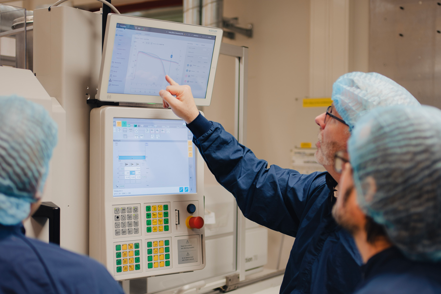 TDC engineers analyzing process parameters in Nolato’s Molding Laboratory in Hörby, SE